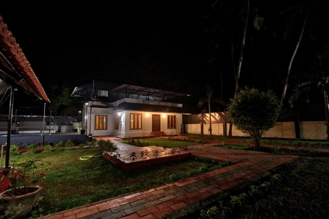 Waves And Shores Beach Villa Mararikulam Buitenkant foto